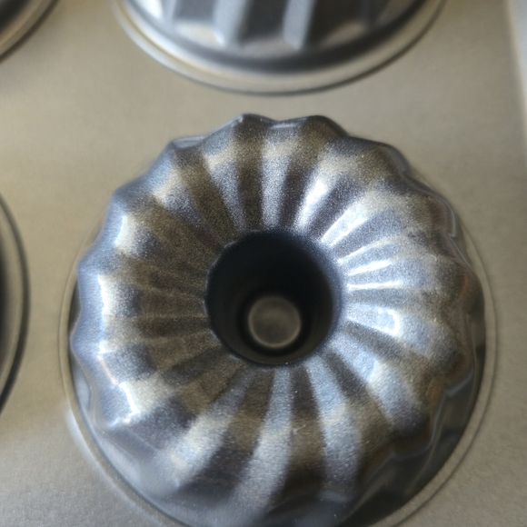 Wilton Perfect Performance Ultra 12 Cavity Mini Bundt Cake Pan #2105-5235 NWT - Picture 7 of 7